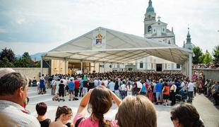 Na osrednji maši na Brezjah več tisoč ljudi (foto)