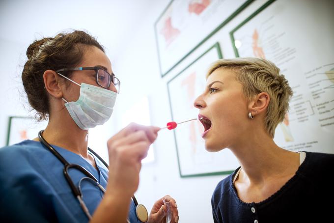 Zadnja raziskava strokovnjakov, ki so proučevali širjenje virusa na križarki, je pokazala, da bi bilo okuženih manj ljudi, če bi potnike prej spustili z ladje in jih ne bi zadrževali v karanteni.  | Foto: Getty Images