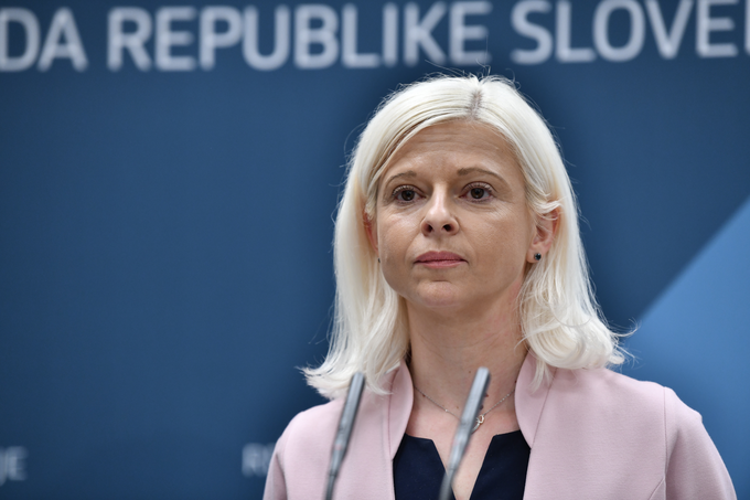 Ministrica Ksenija Klampfer je po mnenju Šarca prejšnji teden v DZ naletela na nespoštljiv odnos nasprotnikov ukinitve dodatka za delovno aktivnost. | Foto: STA ,