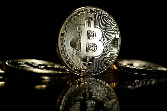 Bitcoin | Cena bitcoina se že od začetka poletja bolj ali manj giblje okrog deset tisoč ameriških dolarjev oziroma nekaj več kot 9.000 evrov. Nekateri analitiki sicer napovedujejo, da tako ne bo več dolgo in da bitcoin kmalu čaka strm vzpon prek nekdanjih cenovnih rekordov.  | Foto Reuters