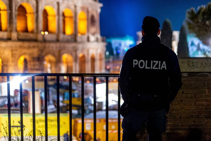 Rimski Kolosej | Vodiča je na njeno početje opozoril turist. | Foto STA