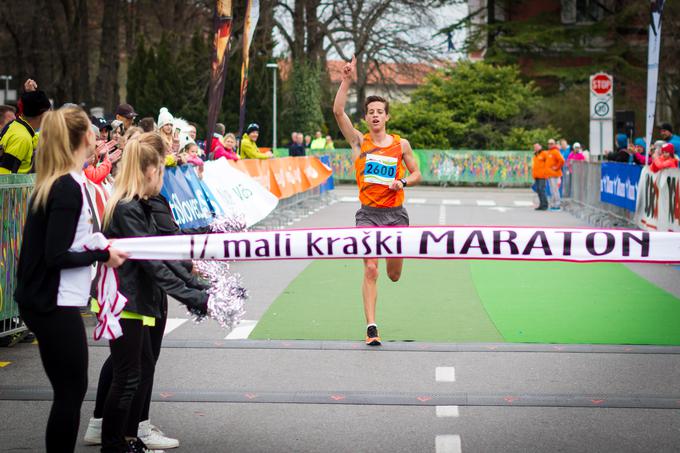 Urban Jereb je takole slavil zmago na krajši razdalji. | Foto: Peter Kastelic