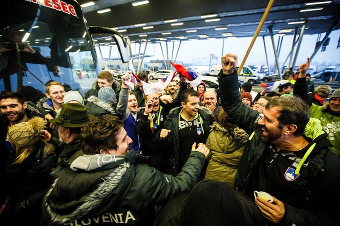 Slovenski rokometaši so si po Zagrebu dali duška še na Obrežju. Pot z avtobusom se je do Ljubljane zavlekla, a jih to ni niti najmanj motilo. | Foto: Grega Valančič/Sportida