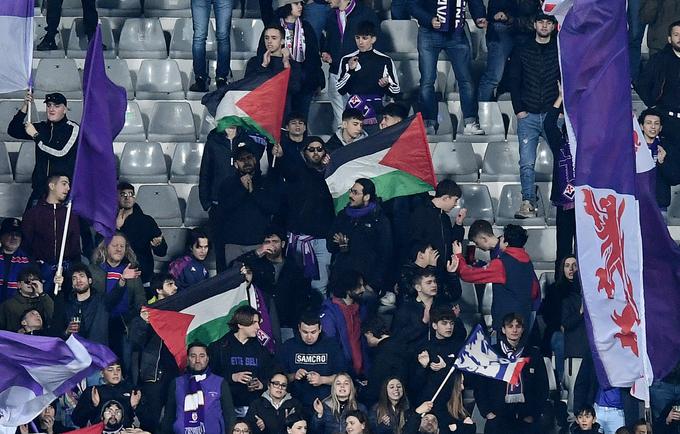 Fiorentina in Maccabi Haifa sta na prvi tekmi poskrbela za kar sedem zadetkov, štiri od teh so dosegli Italijani. Ekipi sta se v Firencah razšli z 1:1, potem ko je Antonin Barak zadel za domače na začetku drugega polčasa, Anan Khalaili pa je v 88. minuti postavil končni izid. Navijači Fiorentine so na tribunah izpostavili kar nekaj palestinskih zastav. | Foto: Reuters