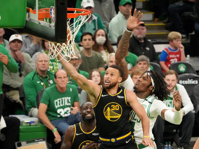 Stephen Curry je bil z 31 točkami prvi strelec srečanja, a so v zadnji četrtini izostali njegovi koši, s katerimi bi bojevniki obdržali stik z Bostonom. | Foto: Reuters