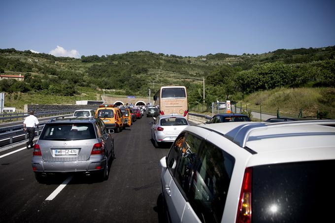 Ob zastoju pazite na vožnjo po odstavnem pasu in hojo po vozišču. Pred potjo se oskrbite tudi z dovolj veliko količino pijače in hrane. | Foto: 