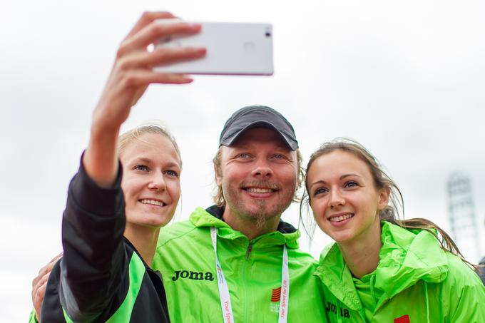 Čas za selfieje: Neja Filipič in Maruša Černjul z vodjo reprezentance Matejem Juhartom, ki je hkrati tudi trener Tomičeve.  | Foto: Peter Kastelic