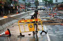 Hongkong: policisti proti protestnikom prvič uporabili tudi vodne topove