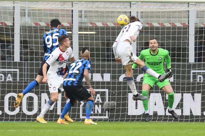 Samir Handanović vs. Crotone | Samir Handanović je na tekmi s Crotonejem prejel dva gola, vseeno pa se je z Interjem veselil visoke zmage. Inter je drugi, točko za Milanom. | Foto Reuters