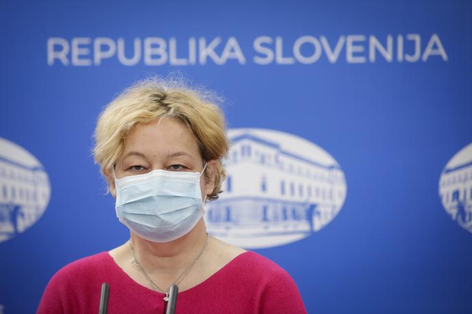 Mateja Logar | Vodja svetovalne skupine za covid-19 pri ministrstvu za zdravje Mateja Logar je v soboto je opozorila, da smo tretji val začeli še na visokih številkah drugega, in pozvala k doslednemu spoštovanju ukrepov. | Foto STA