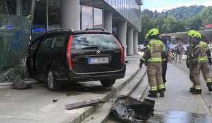 Po trčenju s tovornjakom zapeljal v stavbo #foto