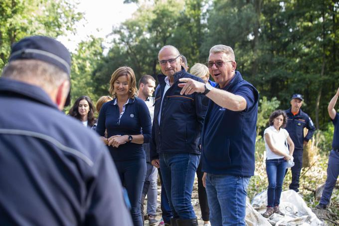 Zunanja ministrica Tanja Fajon ter minister za kohezijo in regionalni razvoj Aleksander Jevšek sta si danes skupaj s hrvaškim zunanjim ministrom Gordanom Grlićem Radmanom ogledala poplavljena območja v Pomurju. | Foto: Matic Prevc/STA