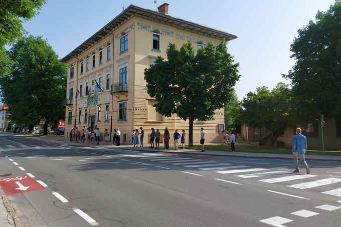 V ponedeljek so v Radovljici na upravni enoti odprli vrata vsem, ki bi želeli vložiti zahtevo za pridobitev dokumentov. Posledično je zaradi velikega odziva nastala daljša kolona ljudi.  | Foto: Gregor Jamnik