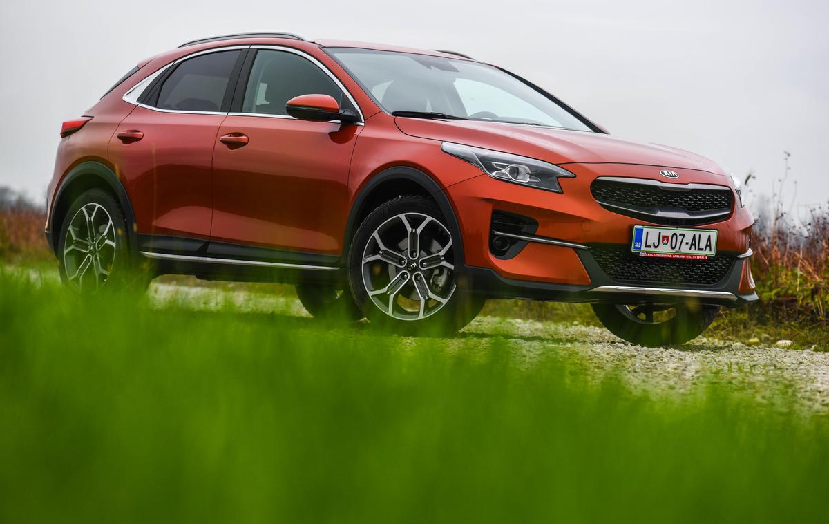 Kia Xceed | Kia je šla z lansiranjem modela xceed v predvidljivo smer s preobrazbo limuzine spodnjega srednjega razreda v križanca za mestno ter hkrati potovalno in rahlo športno terensko rabo. Z osnovnim ceedom ju druži podobna notranjost, enak sprednji par vrat in medosna razdalja. | Foto Gašper Pirman