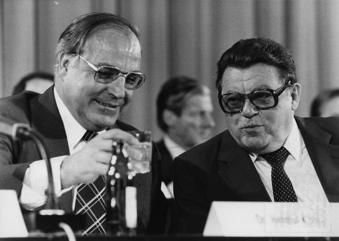 Franz Josef Strauß (desno) je želel prevzeti vodilni vlogo v Uniji in namesto Kohla postati kanclerski kandidat na prihodnjih volitvah. Novembra 1976 so Bavarci celo zagrozili z izstopom CSU iz skupne poslanske skupine v bundestagu. Kohl se je na to odzval z resno grožnjo, da se bo v tem primeru CDU razširila tudi na Bavarsko. | Foto: Getty Images