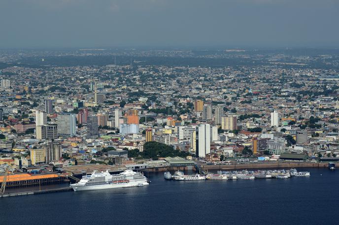 Manaus | Manaus, ki leži ob reki Rio Negro, ta je ena od pritokov Amazonke, je glavno mesto brazilske zvezne države Amazonas. Mesto je postalo glavno vozlišče trgovine z mamili, ki prihajajo iz Kolumbije in Peruja. Iz Manausa mamila potujejo h končnim kupcem v druge dele Brazilije in sosednje države ter čez Atlantski ocean v Evropo. | Foto Guliverimage