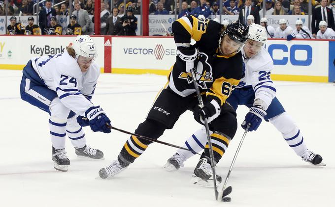 Carl Hagelin se je iz Pittsburgha preselil k LA Kings, v obratno smer se je odpravil Tanner Pearson. | Foto: Reuters