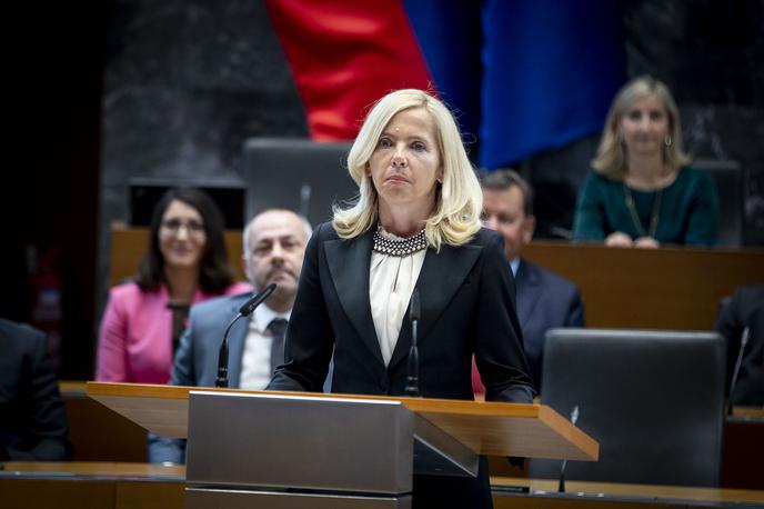 Tatjana Bobnar | "Odstranjevanje bo izvedla Slovenska vojska, Policija pa bo po odstranitvi zagotavljala varovanje državne meje," je pojasnila notranja ministrica Tatjana Bobnar.  | Foto Ana Kovač