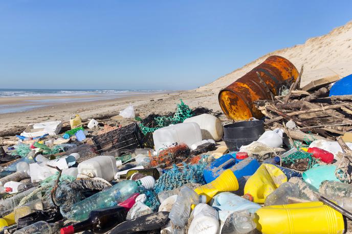 plastični odpadki morje onesnaženje | Plastika za enkratno uporabo pomenijo polovico odpadkov v morju ali na obali.