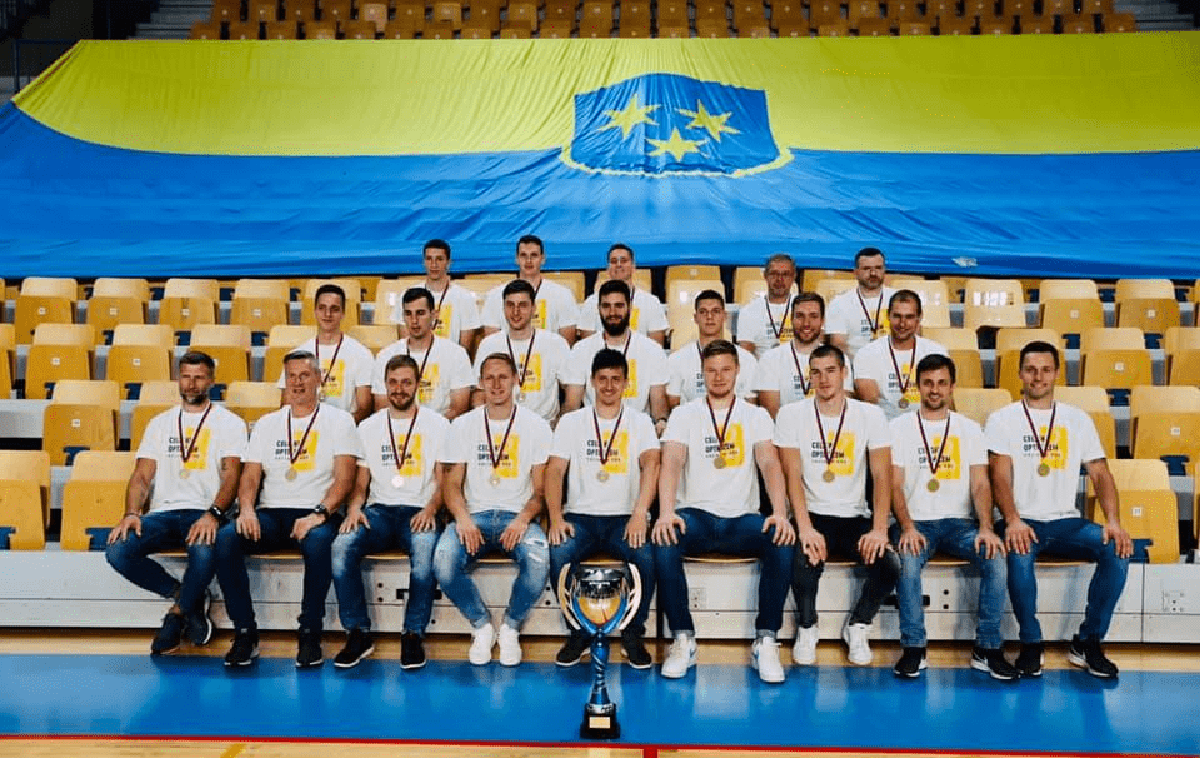 RK CPL | Rokometaši Celja so po zadnjem treningu v sezoni prejeli pokal in kolajne za 24. naslov državnih prvakov. | Foto Gregor Katič/Celje PL