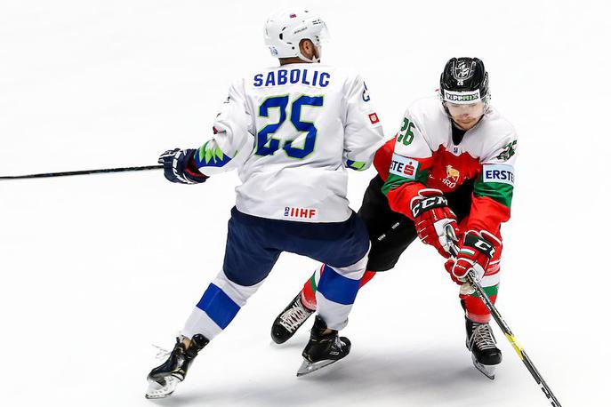 slovenska hokejska reprezentanca Madžarska | Slovenci, ki so si že pred zadnjo tekmo z Madžari zagotovili napredovanje med elito, so prvenstvo končali s porazom (1:2) proti Madžarom in drugim mestom. | Foto Matic Klanšek Velej/Sportida