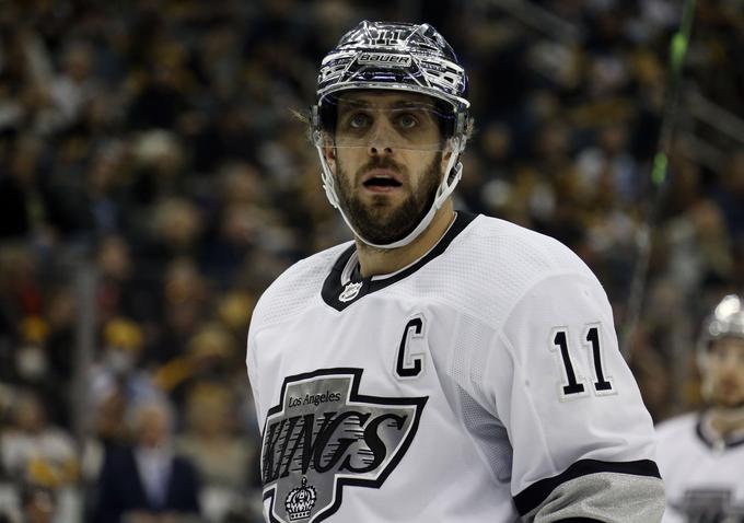 Slovenski hokejski as Anže Kopitar že dolgo spada med najboljše igralce na svetu. V ligi NHL je deležen izjemnega spoštovanja, z Los Angeles Kings je dvakrat osvojil naslov prvaka, v moštvu iz mesta angelov opravlja tudi vlogo kapetana, v začetku junija pa je Hrušičan doživel novo čast, saj je prvič v karieri prejel prestižno nagrado Mark Messier. To je nagrada, namenjena hokejistu z odličnimi vodstvenimi sposobnostmi, ki je dober zgled tako na ledu kot v družbi.     | Foto: Reuters