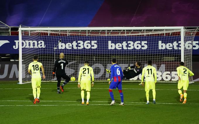 Marko Dmitrović je premagal stanovskega kolega Jana Oblaka z bele točke. | Foto: Reuters