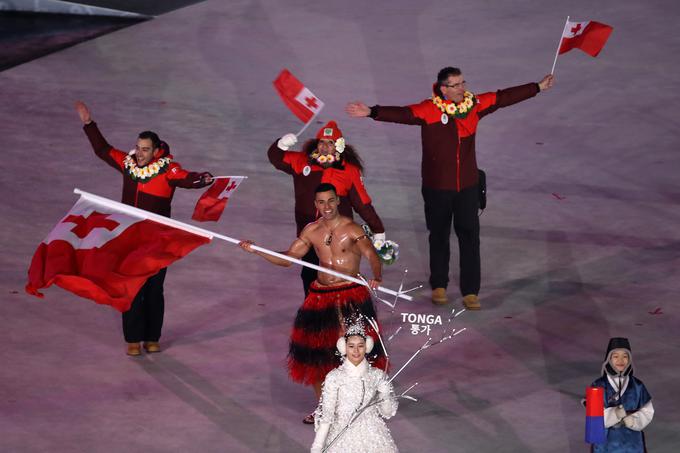 Nase je opozoril že na odprtju iger, ko je v vlogi zastavonoše Tonge na olimpijski štadion vkorakal zgoraj brez. Podobno kot na odprtju poletnih olimpijskih iger v Riu, a z bistveno razliko, ogromno razliko v temperaturi.  | Foto: Getty Images