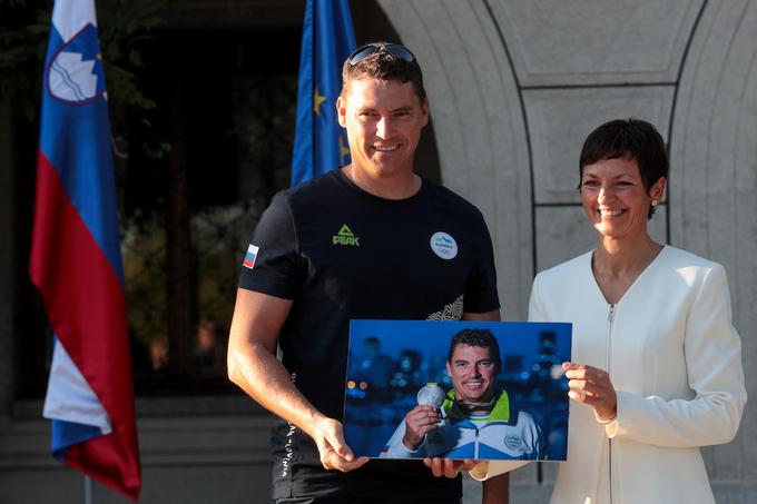 "V Riu ste ustvarili slovensko družino in vesela sem bila, da sem bila del nje. Ponesli ste glas in ime Slovenije v svet. Premagali ste izzive in šli naprej, tudi ko je bilo včasih zelo težko, tudi s podporo družin in trenerjev. Izzivov in stresa je bilo tudi veliko in včasih je glas trenerja zadonel v dvorani. Toda vaša smelost je bila porok za uspeh, ki je navdušil vse v Sloveniji," je dejala Brenčičeva. | Foto: Matic Klanšek Velej/Sportida