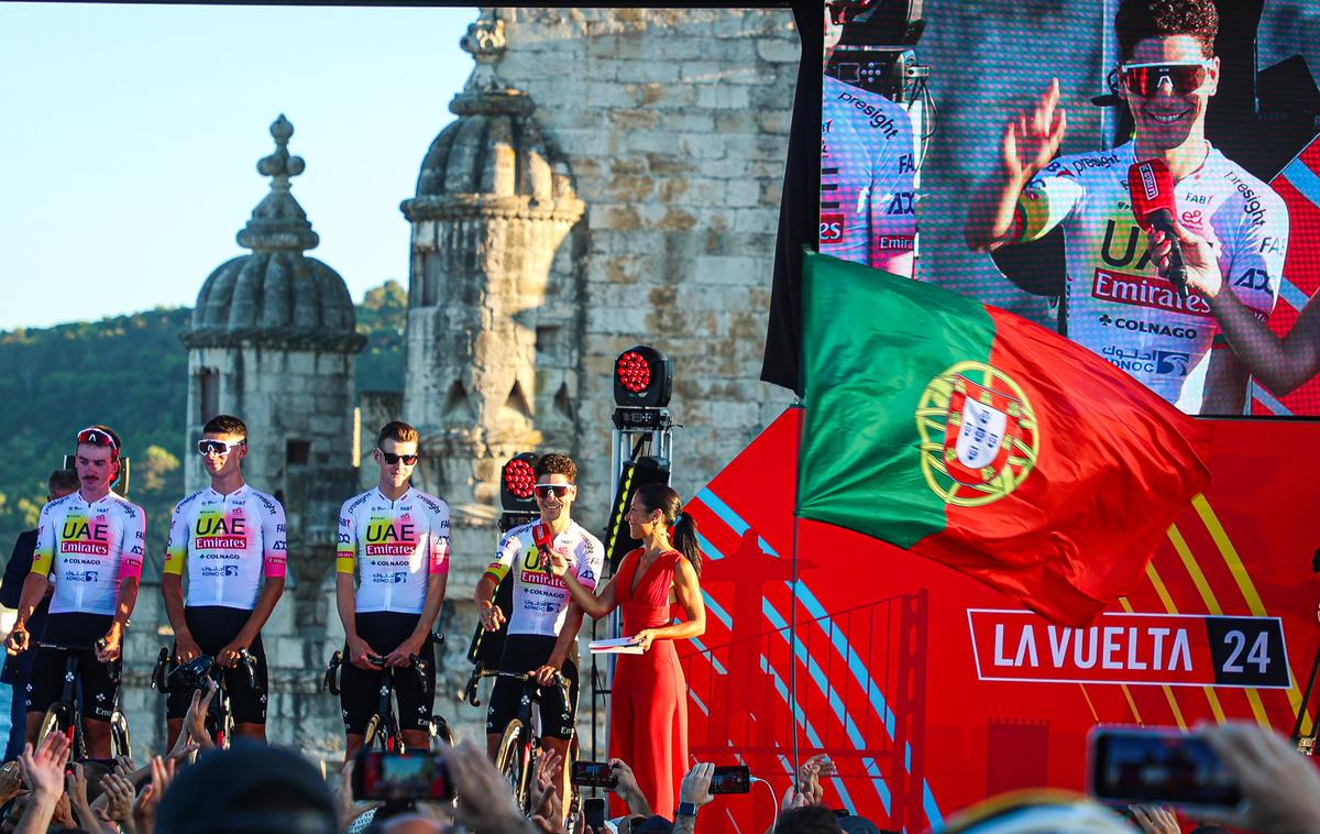 uae team emirates, predstavitev vuelta | Kolesarji Uae Team Emirates so na predstavitvi ekip Dirke po Španiji nosili posebne drese z odtenki rumene in roza barve, s katero so počastili zmagi Tadeja Pogačarja na Giru in Touru. Mednarodni kolesarski zvezi njihova gesta ni bila po godu, prejeli so denarne kazni in odvzem točk. | Foto Reuters