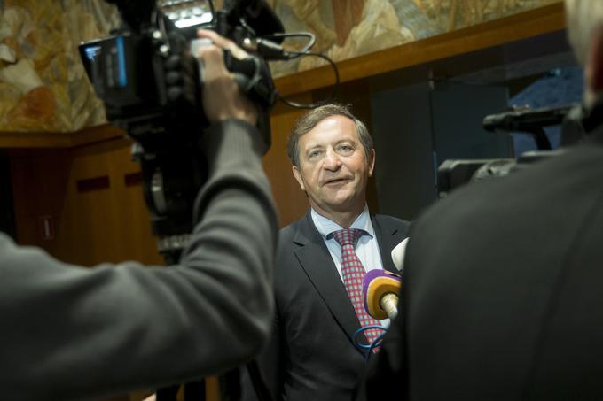 Prvak druge največje koalicijske stranke Karl Erjavec ocenjuje, da se sinoči ni zgodilo nič dramatičnega. Zato tudi ne razume "živčnega" poziva vodstva SD, da je treba sklicati koalicijski vrh. "V DeSUS te potrebe ne vidimo, saj smo trden člen koalicije in te vlade," je dejal. | Foto: Ana Kovač