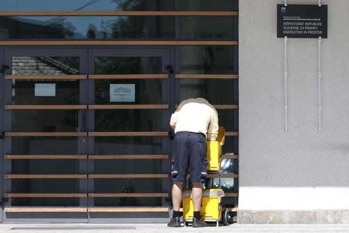 Za pričakovati je, da bo z novimi uvoznimi postopki tudi za blago manjše vrednosti veliko več dela za pismonoše, ki bodo morali pobirati uvozne pristojbine. Od petega julija pa bo Pošta Slovenije omogočila spletno plačevanje teh dajatev, kar bo nedvomno dobrodošlo tako kupcem kot njihovim zaposlenim. | Foto: Ana Kovač