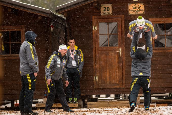 O tehniki skokov ima veliko znanja, zato mu skakalci zaupajo. Na fotografiji natančno opazuje imitacijo skoka Petra Prevca. | Foto: Vid Ponikvar