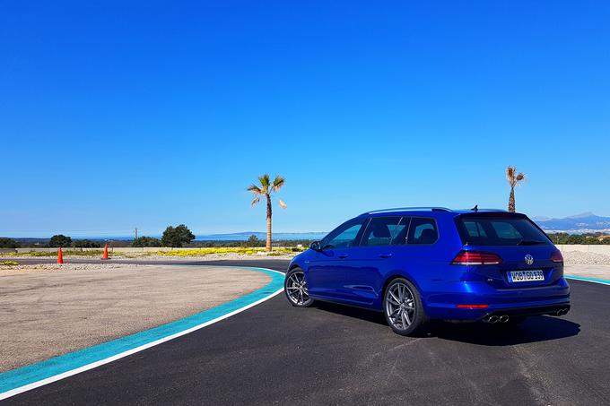 Golf R je na voljo tudi v različici z družinskim prtljažnikom, ki v osnovi ponudi 605 litrov prostora, ob podrti zadnji klopi pa 1.620-litrski prostor. Družinsko športnost znata na ta način trenutno združiti le še seat leon cupra ST in škoda octavia RS, s katerima pa se po moči ne more primerjati. | Foto: Jure Gregorčič