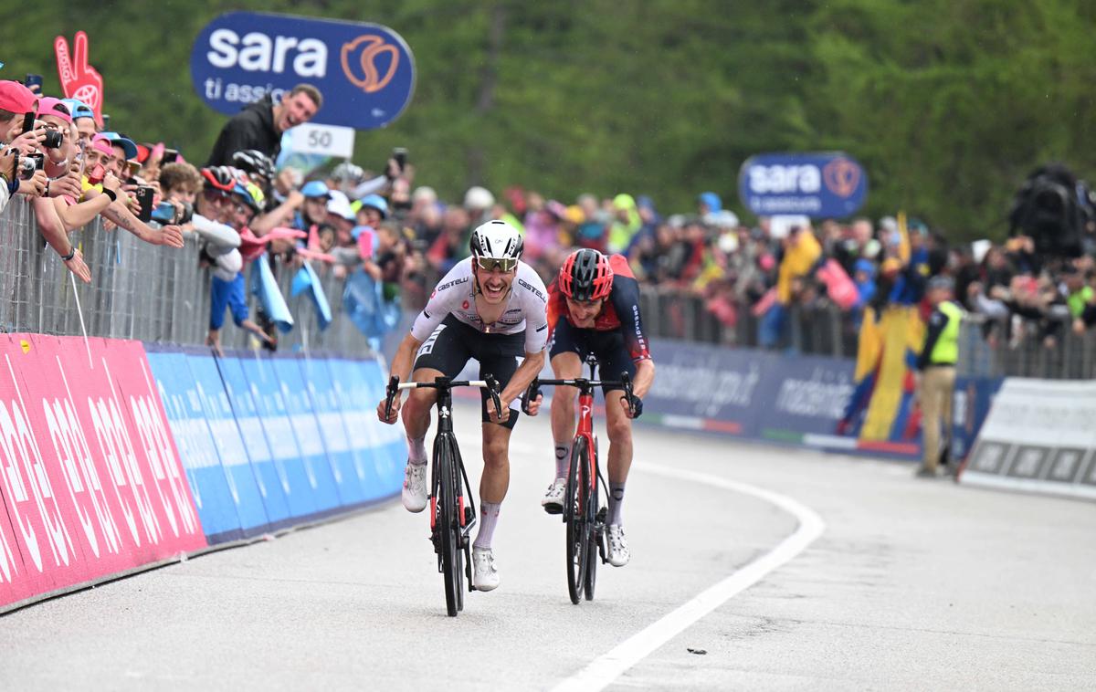 Joao Almeida Geraint Thomas | Joao Almeida in Geraint Thomas sta se v torek udarila za etapno zmago. Na koncu je imel več moči mlajši Portugalec, ki je v skupnem seštevku prehitel Primoža Rogliča. | Foto Guliverimage