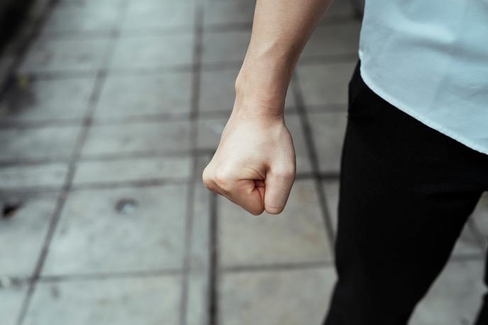 Pretep | Nekatere sošolke so oškodovanko po dogodku spet zmerjale v šoli in bile do nje nesramne. Povedala je tudi, da se pojavljajo grožnje, da bodo z njo obračunali, če bodo koga zaradi incidenta doletele sankcije. | Foto Shutterstock