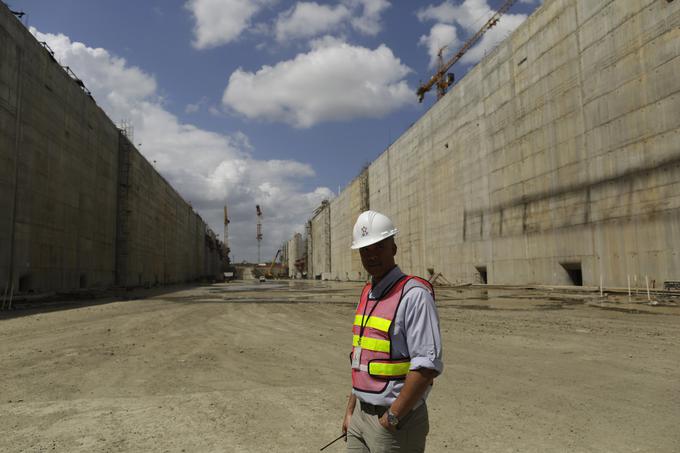 Varnostnik na gradbišču. Do sedaj je končanih že 98 odstotkov širitve. | Foto: Reuters