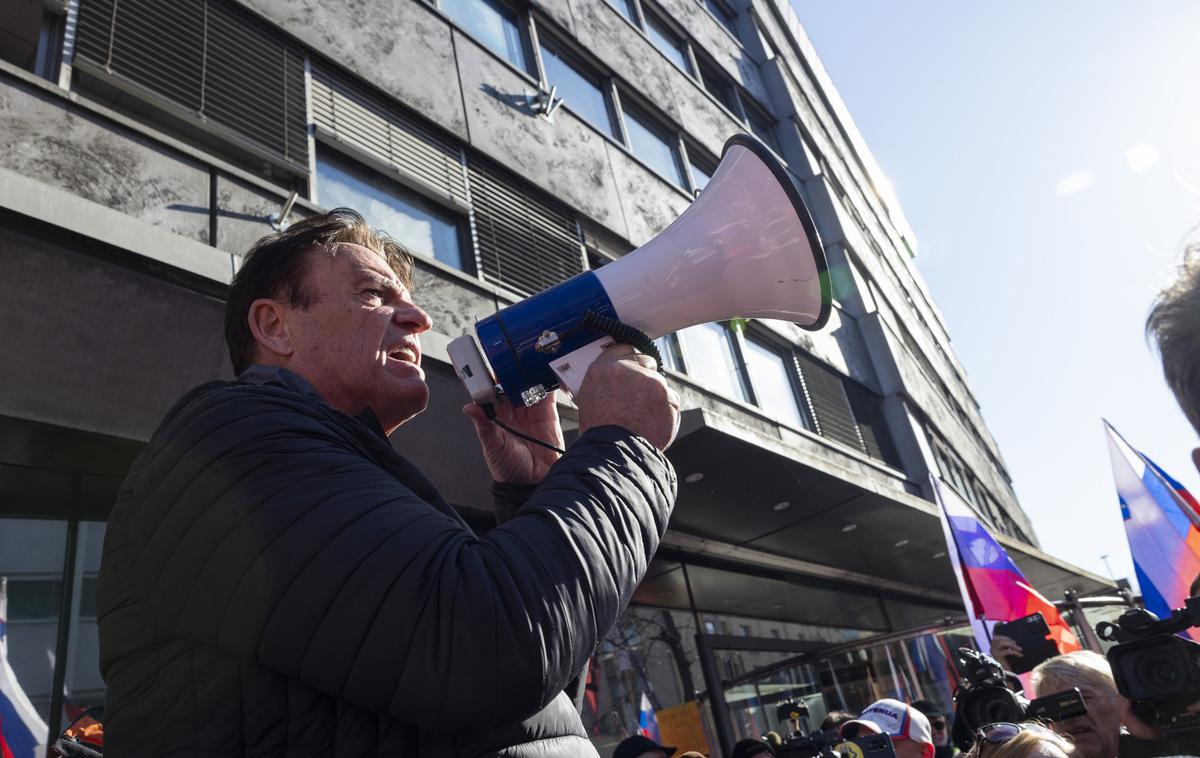 Protestni shod upokojencev, Inštitut 1. oktober in Glas upokojencev | Na Trgu republike v Ljubljani so se v petek popoldne na shodu desetič zbrali podporniki Inštituta 1. oktober in stranke Glas upokojencev in znova zahtevali dvig pokojnin. Pred uradnim protestnim shodom so se protestniki zbrali pred stavbo Televizije Slovenija in vanjo metali jajca. | Foto Bor Slana/STA