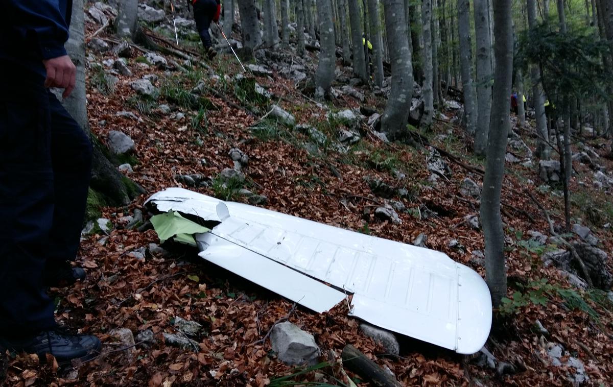 Fotografija enega od najdenih stabilizatorjev višinskega krmila na Predmeji strmoglavljenega letala na mestu najdbe. | Foto Služba za preiskovanje letalskih nesreč in incidentov