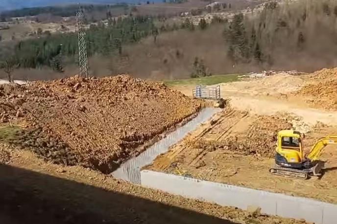 Gradnja arene za bikoborbe | Obstoječo areno za bikoborbe v kraju Kutanja preurejajo. Med drugim bodo zgradili tribune in uredili odvodnjavanje vode, da v njej ne bo več blata. | Foto YouTube