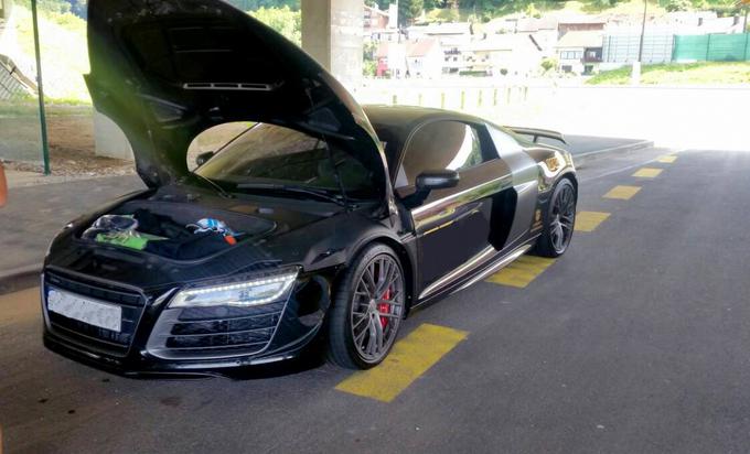 Prehitra lamborghini huracan (zgoraj) in audi R8 sta imela tuje registrske oznake. | Foto: policija