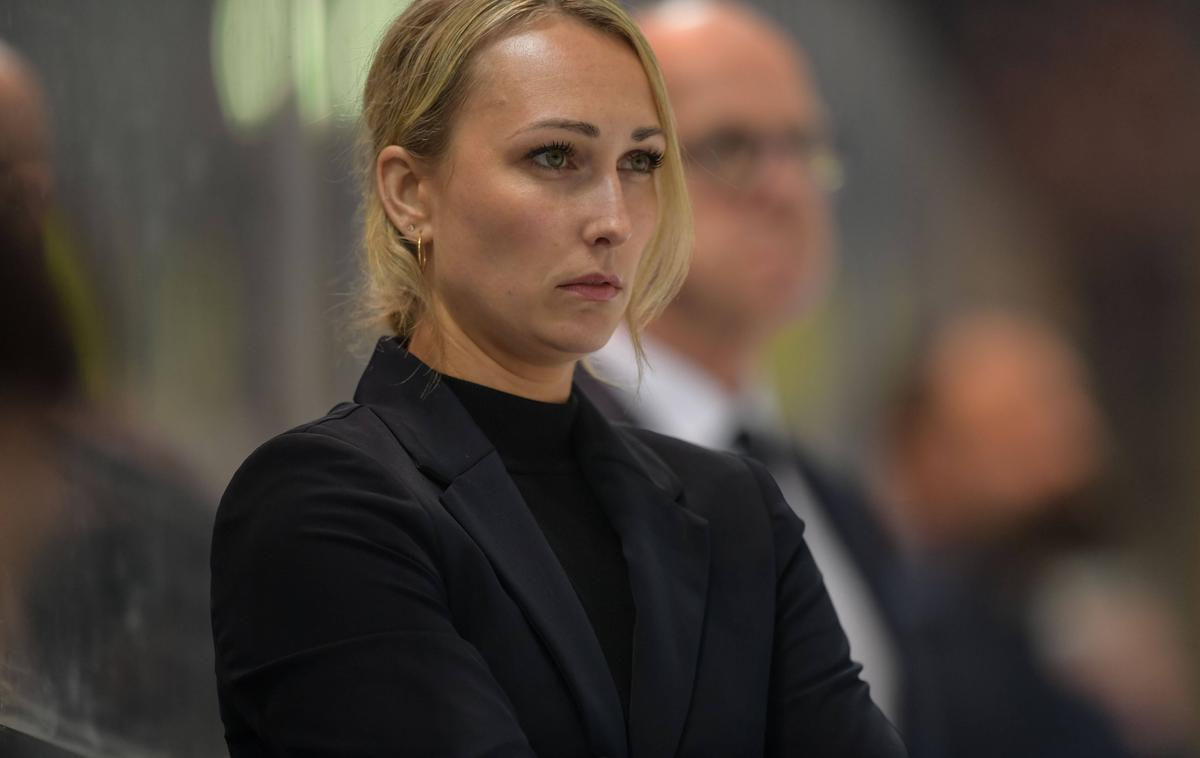 Jessica Campbell | Jessica Campbell je v torek postala prva trenerka v zgodovini uradnih tekem lige NHL. Kot pomočnica Dana Bylsme je v "ligi NHL" debitirala ob porazu Seattle Kraken s St. Louis Blues. | Foto Guliverimage