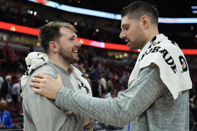 Pozdrav prijateljev, Slovenca Luke Dončića in Črnogorca Nikole Vučevića. Konec avgusta bosta sodelovala na poslovilnem spektaklu Gorana Dragića v Stožicah. | Foto: Guliverimage