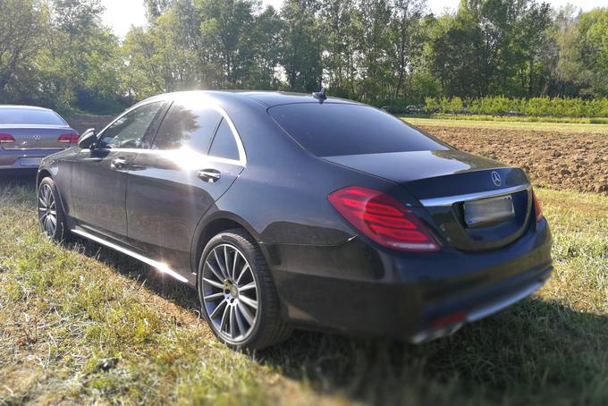 Na priložnostnem parkirišču na travniku je bil tudi mercedes-benz razreda S. | Foto: Gregor Pavšič