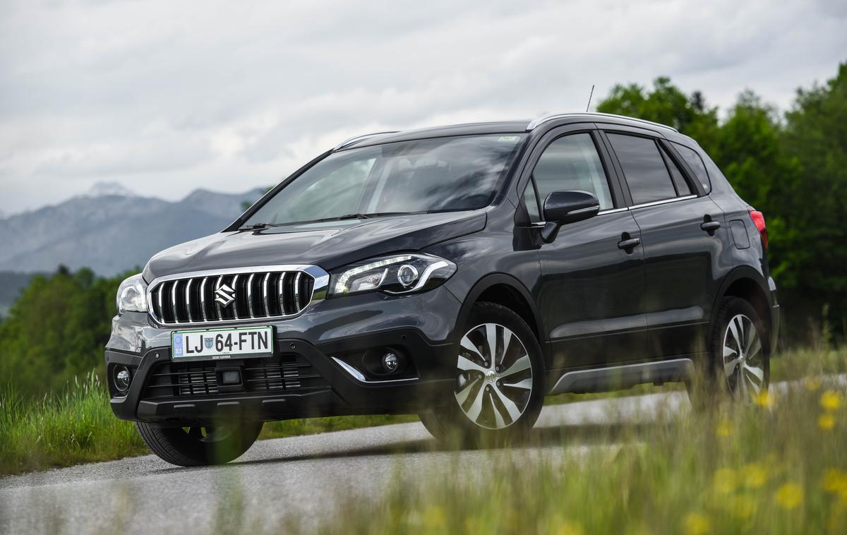 Suzuki SX4 s-cross hybrid | SX4 s-cross zagotovo ni zmagovalec na modni brvi, a z veliko opreme, štirikolesnim pogonom in zdaj še hibridno tehniko je skoraj brez konkurence pri tem, kaj ponuja za takšen denar. | Foto Gašper Pirman