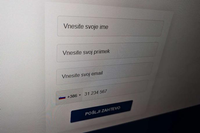 Obrazec prevara | Kdor bo v enega od takšnih obracev, ki jih Slovencem in Slovenkam pod nos neumorno molijo spletni goljufi, vnesel svoje osebne podatke, se bo skoraj zagotovo znašel na seznamu prihodnjih potencialnih žrtev prevar. | Foto Matic Tomšič