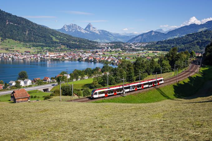 Švica je, če odštejemo Monako in Liechtenstein, četrta najbolj gospodarsko razvita država na stari celini. Pred njo so le Luksemburg, Irska ter z nafto in zemeljskim plinom bogata Norveška. Švica je bila od konca 19. stoletja do obdobja po drugi svetovni vojni (do vzpona z nafto bogatih arabskih državic, kot je Kuvajt) dolga desetletja nepretrgoma najbogatejša država na svetu. | Foto: Guliverimage