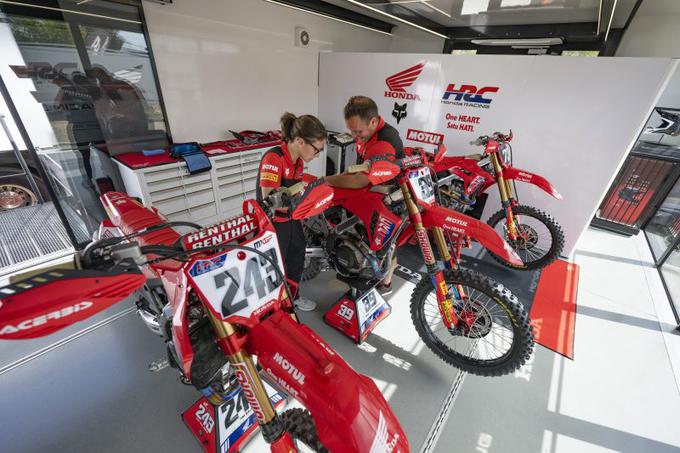 Dva od treh Hondinih tovanriških motorjev sta v Arcu samevala. Dirko sta izpustila Roan van de Moosdijk in Ferruccio Zanchi. | Foto: Honda Racing/ShotbyBavo