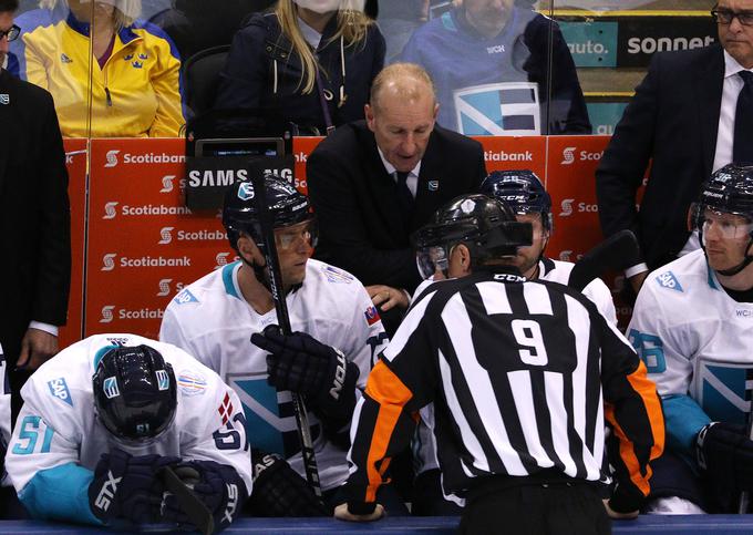 Ralph Krueger se iz nogometa vrača v hokej, v katerem je že deloval uspešno. Kako se bo znašel pri skromnem Buffalu, ki je končnico zadnjič videl leta 2011? | Foto: Getty Images