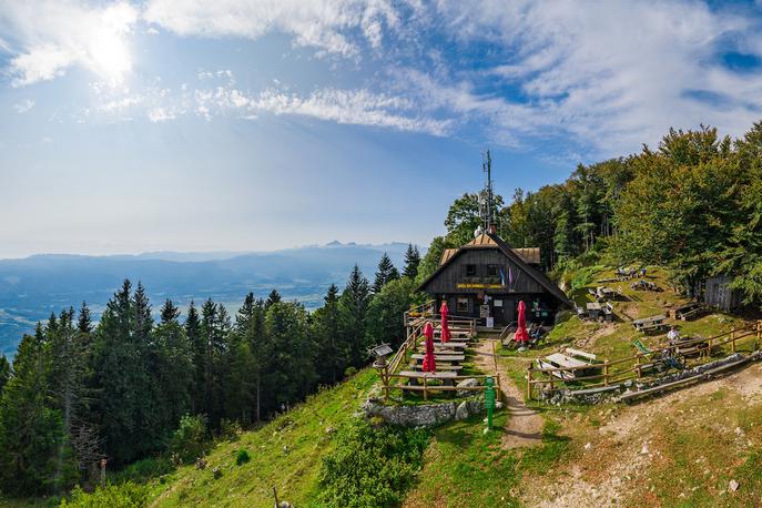 Dobrča | Med epidemijo so številni Slovenci prvič odkrivali slovenske gore. Na fotografiji: Koča na Dobrči. | Foto Matic Klanšek Velej/Sportida